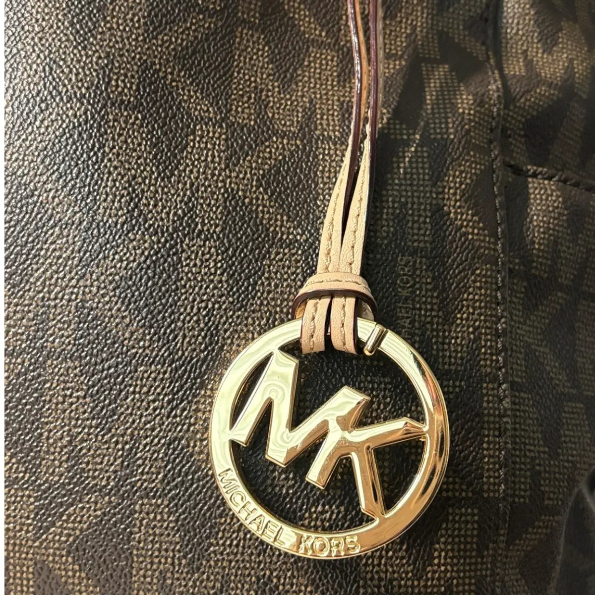 cartera tote Michael Kors café logotipada