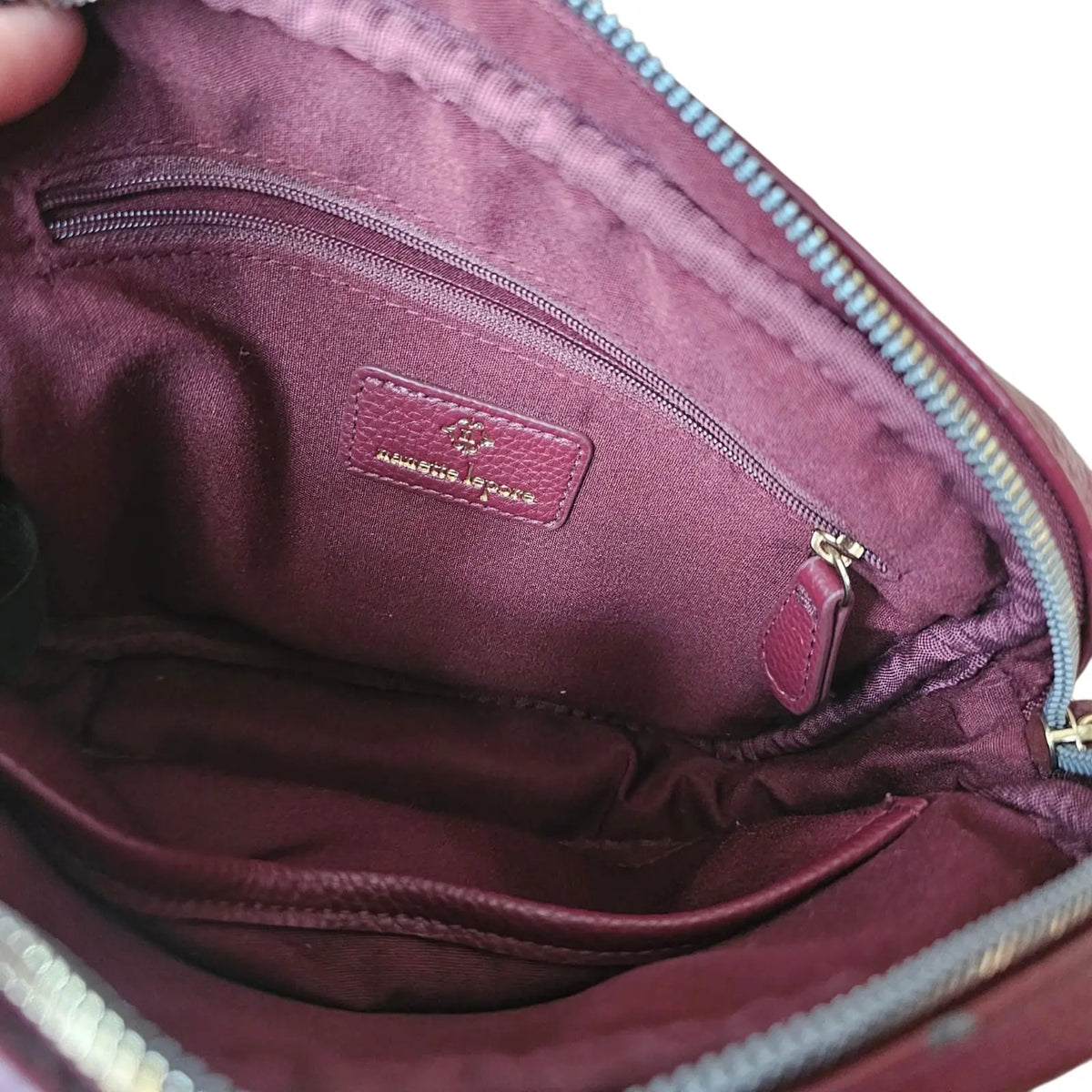cartera pequeña cruzada color borgoña manette lepore
