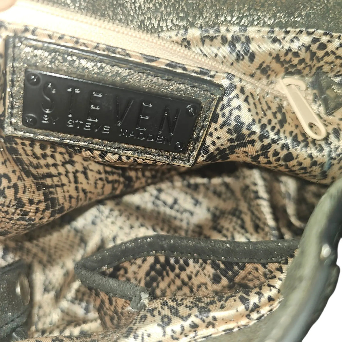 cartera cuero brillante metálico extensible steve madden