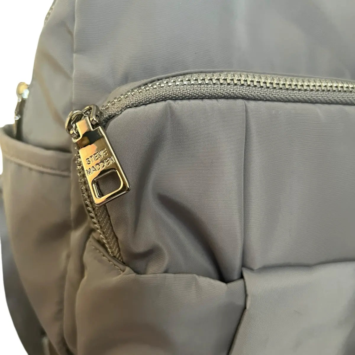 mochila Steve Madden acolchada gris