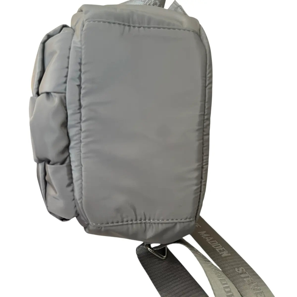 mochila Steve Madden acolchada gris