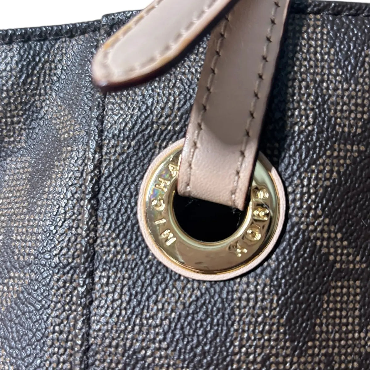 cartera tote Michael Kors café logotipada