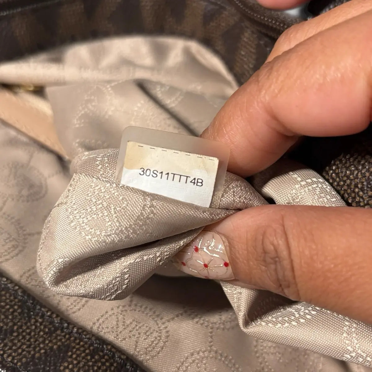 cartera tote Michael Kors café logotipada