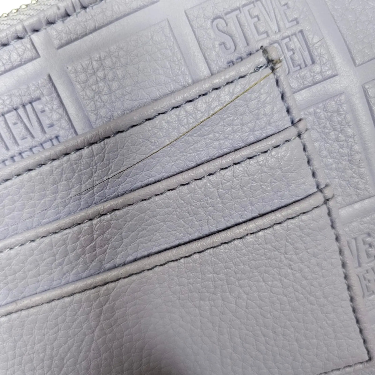 bolso de mano / cosmetiquero lila pastel steve madden