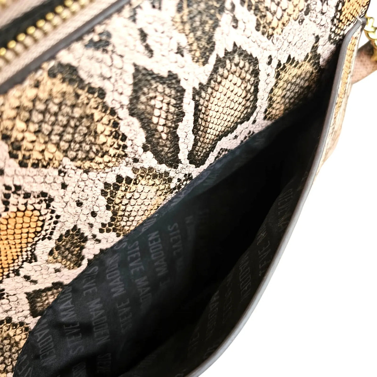 cartera crossbody estampado serpiente rosa steve madden