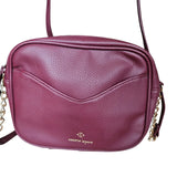 cartera pequeña cruzada color borgoña manette lepore
