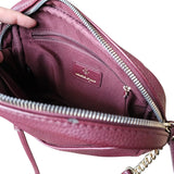 cartera pequeña cruzada color borgoña manette lepore