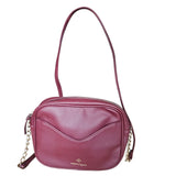 cartera pequeña cruzada color borgoña manette lepore