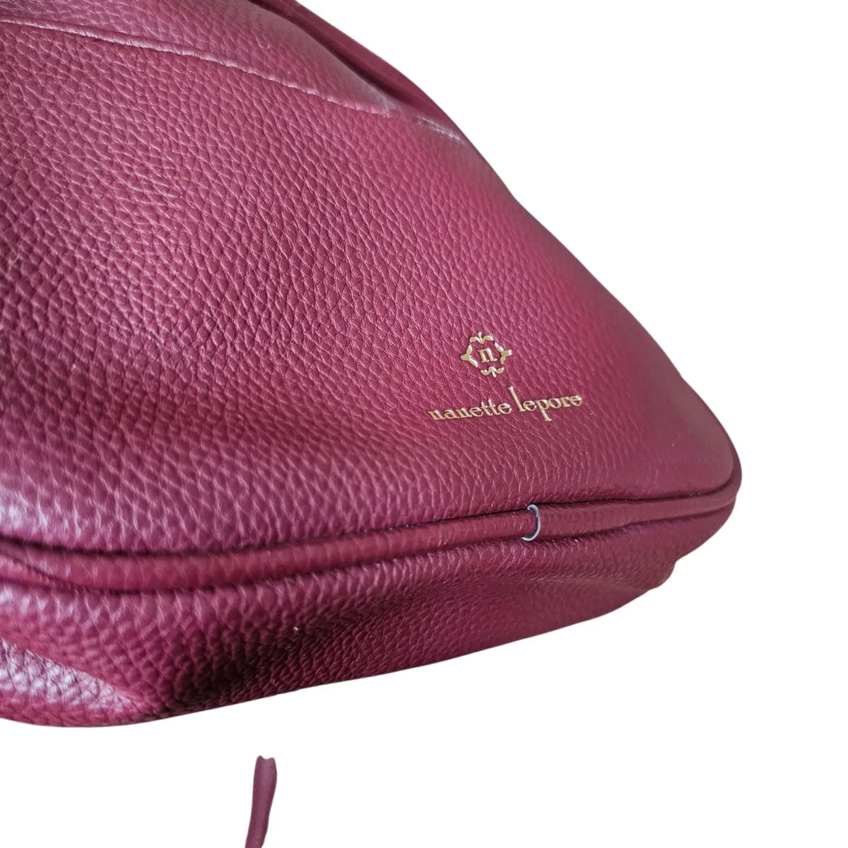 cartera pequeña cruzada color borgoña manette lepore