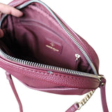 cartera pequeña cruzada color borgoña manette lepore
